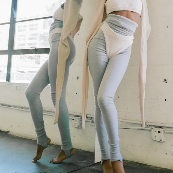 LOOKING TO TRADE!!   CLOUD Fuzzy rib stirrup legging//Large looking for XL - Picture 4 of 6